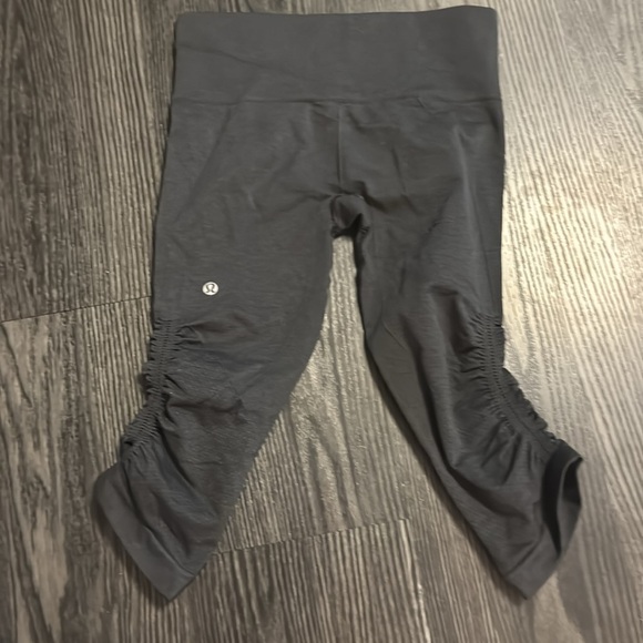 ๐ Lululemon Size 6 In The Flow Crop II Leggings Seamless Capri Ruched Yoga ๐ - Picture 2 of 3